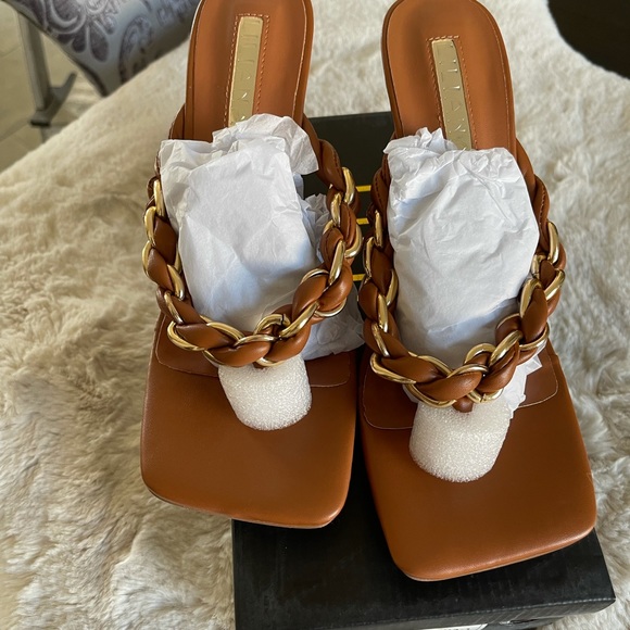 Women’s shoes 3 1/2 heel NWT comfortable and sexy - Picture 3 of 3